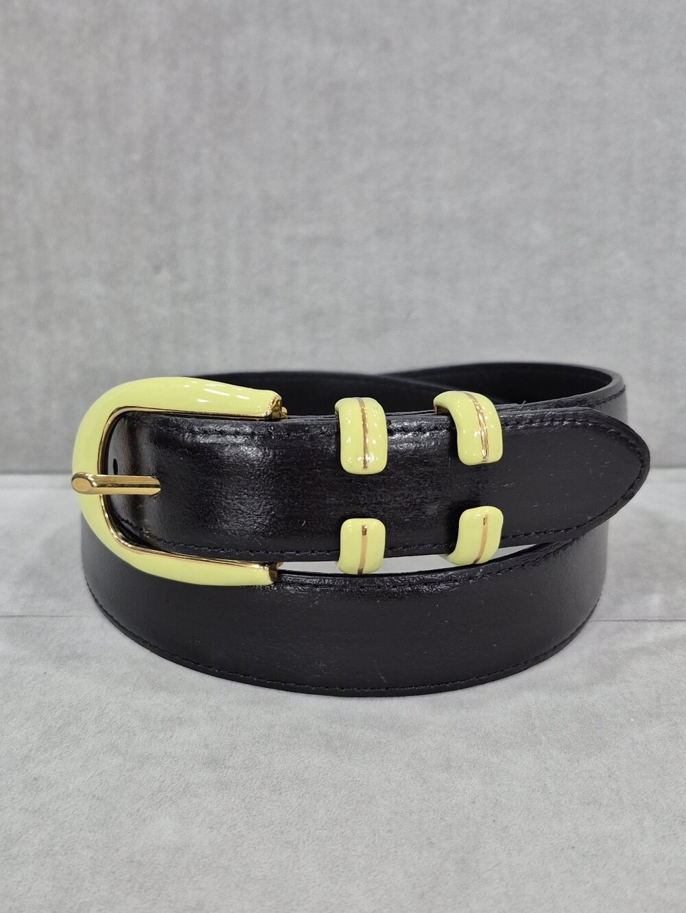 Carlisle belt women's medium black leather solid brass buckle gold and yellowish